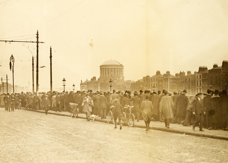 Crowds on the quays watch the battle of the Four Courts